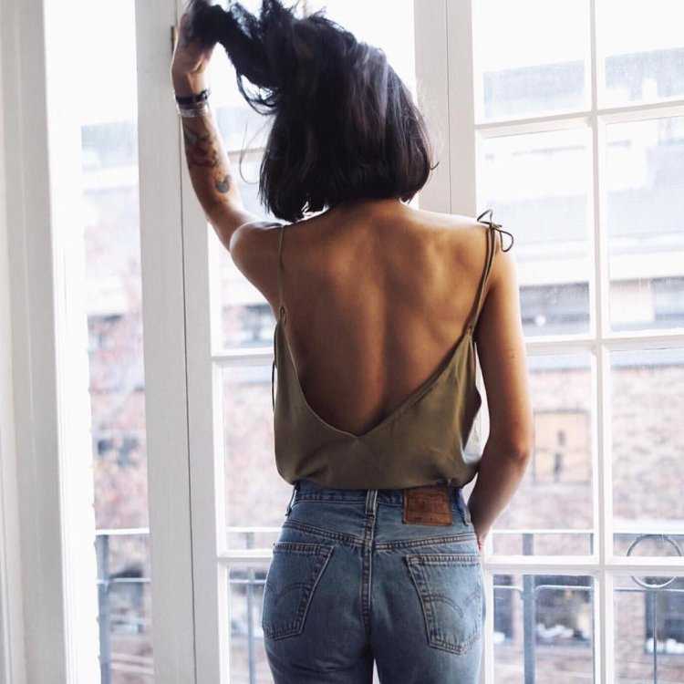 Высокая брюнетка с короткими волосами34