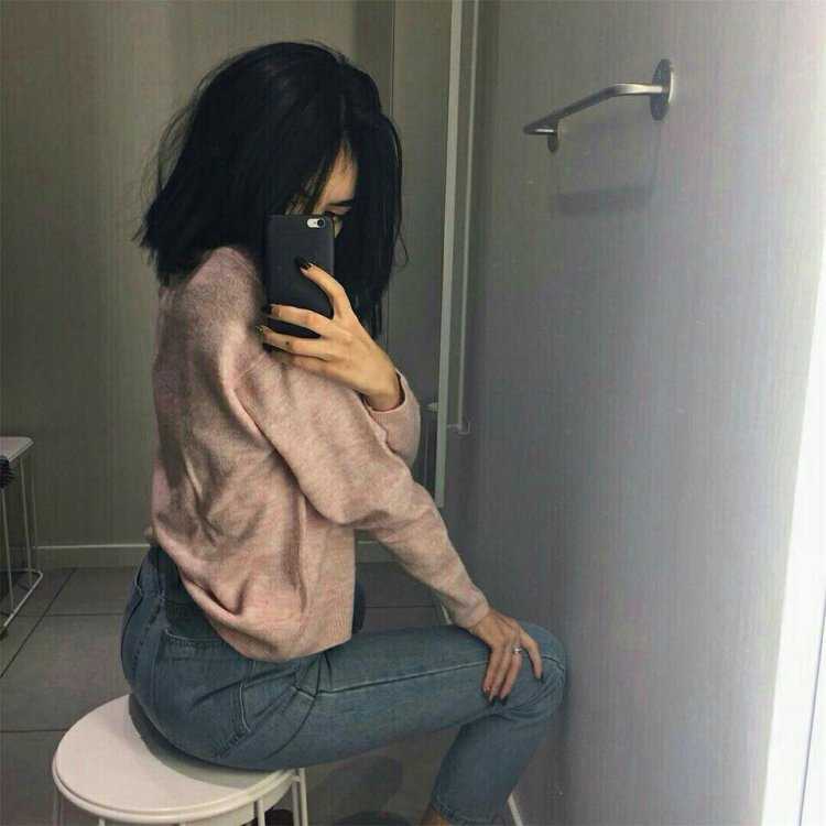 Девушка с черными волосами в зеркале