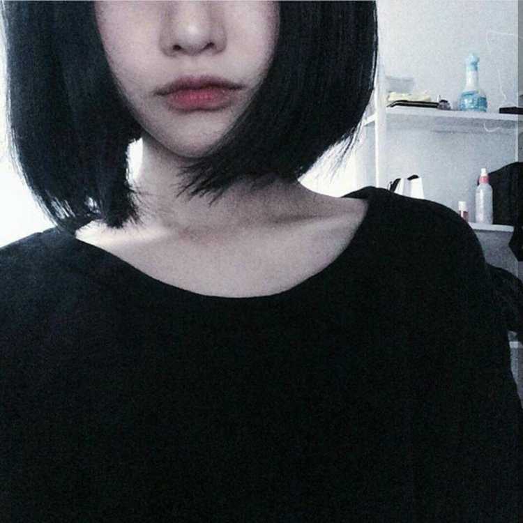 Девушка с чёрным каре без лица