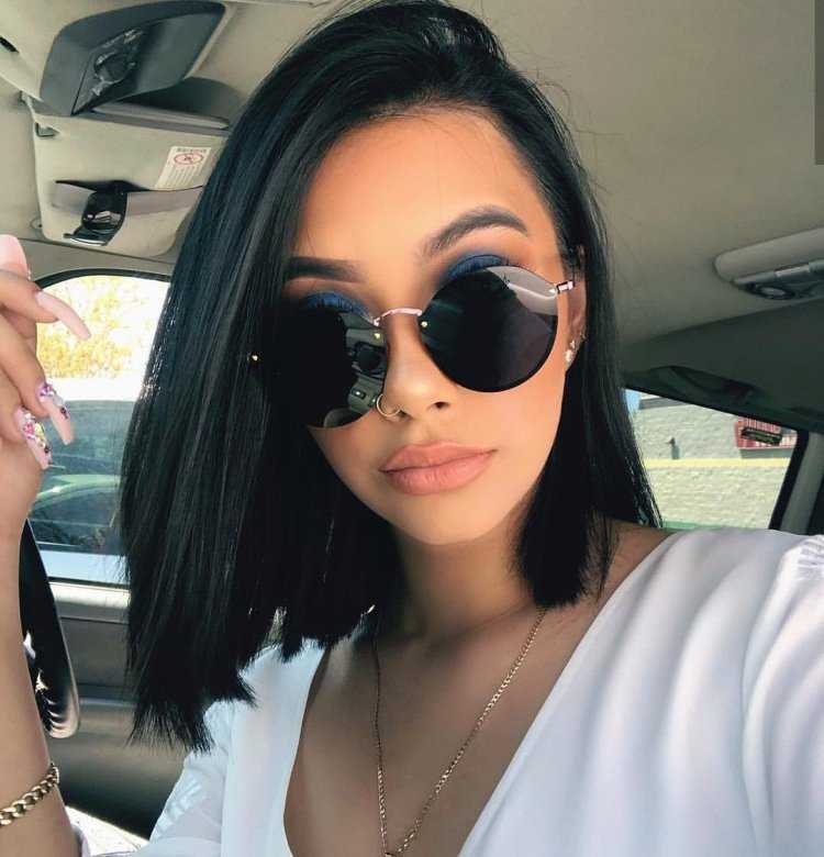 Брюнетка с каре