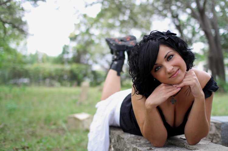 Брюнетка 30 лет