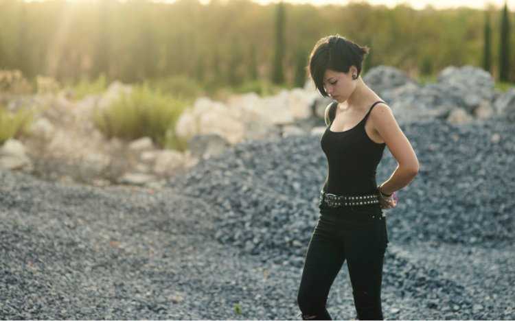 Брюнетка с короткой стрижкой на зимнем фоне