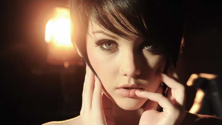 Мелисса Кларк с короткой стрижкой