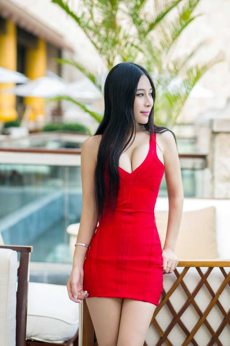 Красивые азиатки в платье