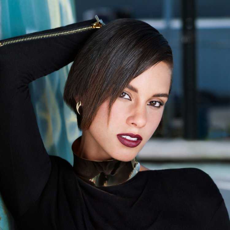 Певицы брюнетки