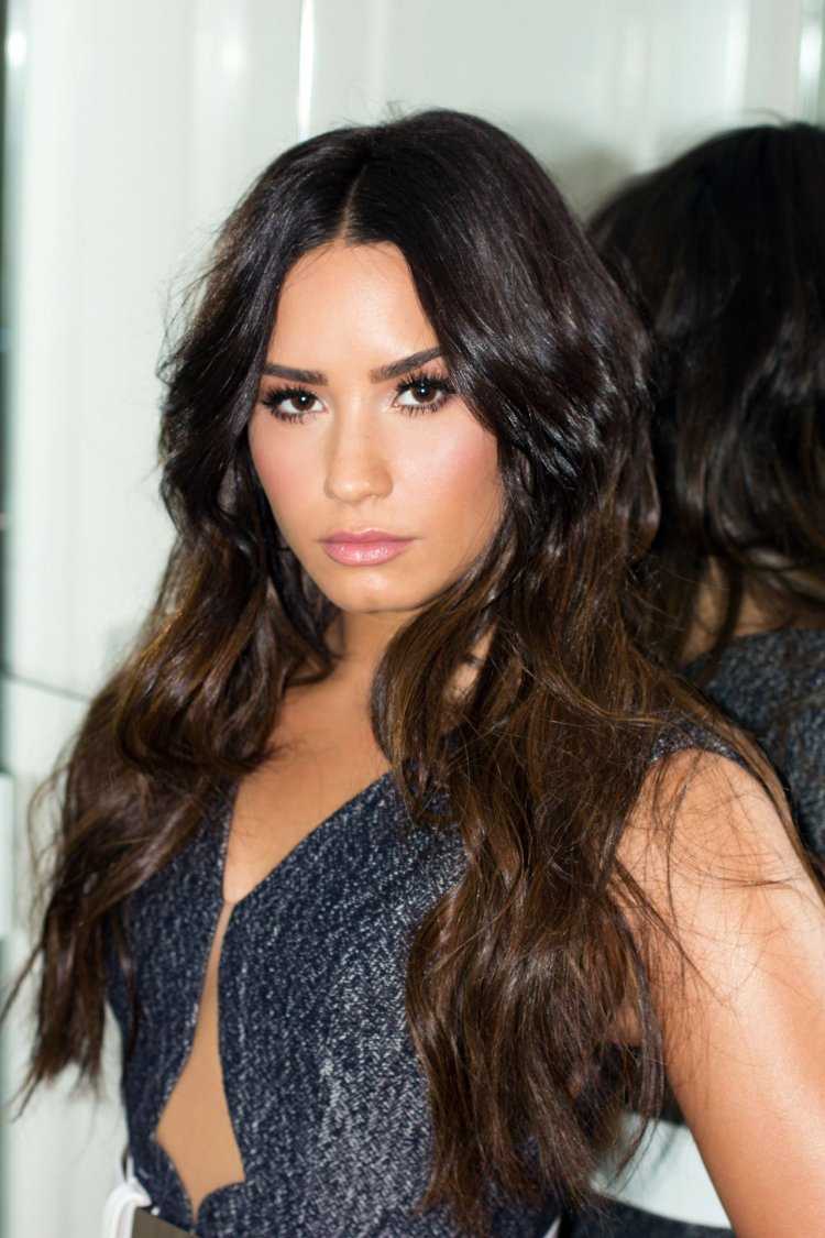 Певицы брюнетки