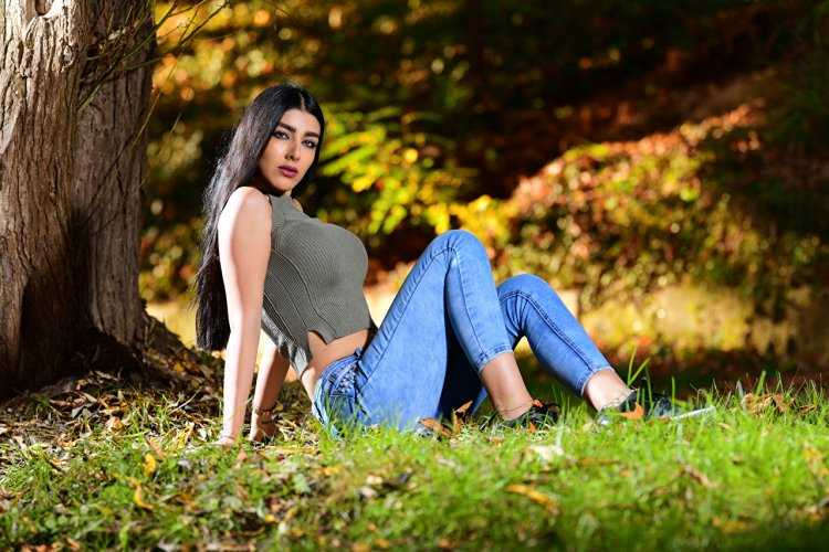 Соблазнительные брюнетки в неподвижности