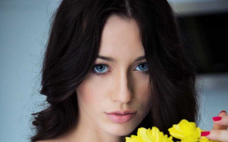 Zsanett Tormay в платье