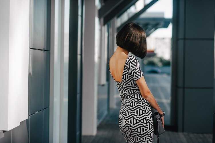 Брюнетка с кары со спины