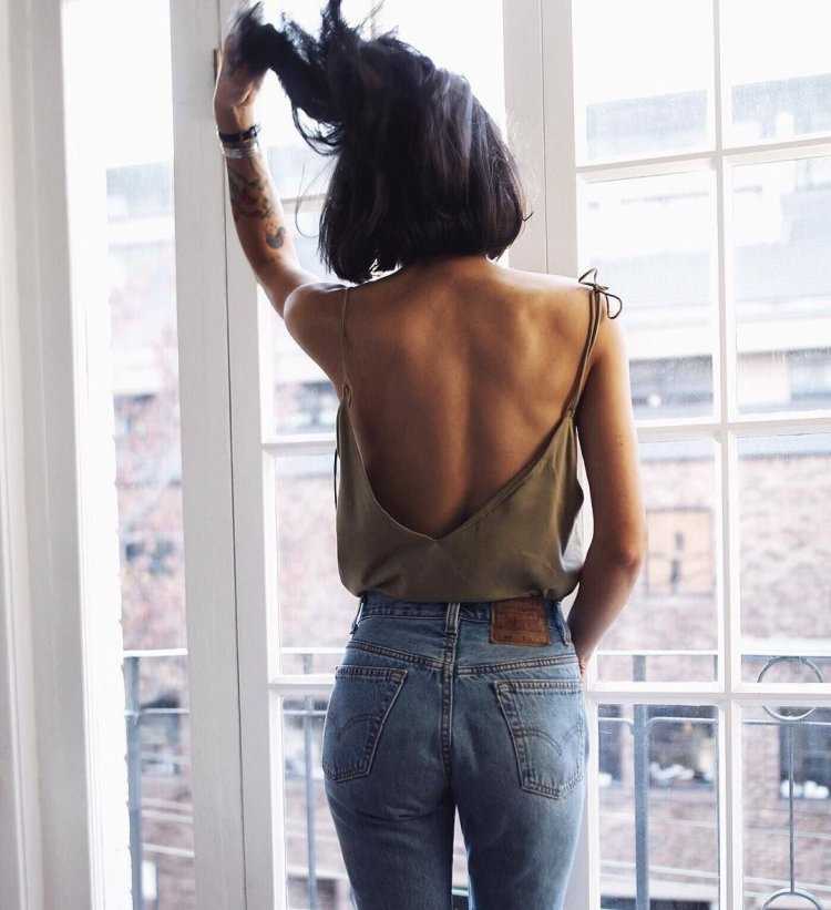 Красивая брюнетка со спины