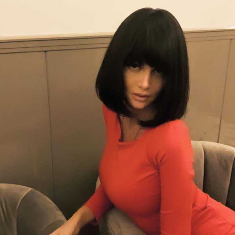 Виктория Лопырева брюнетка