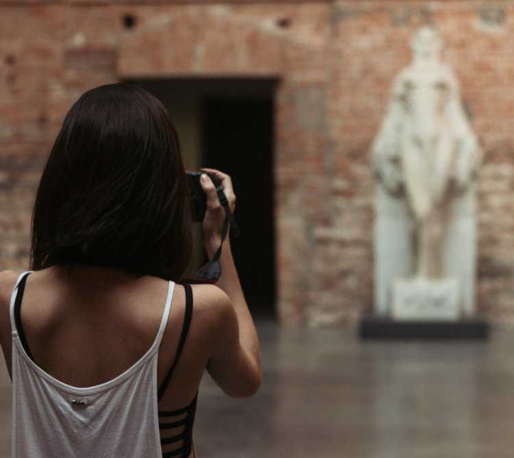 Девушка со спины