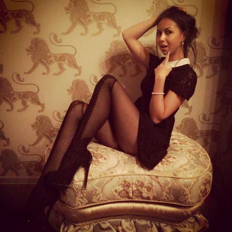 Девушки в чулках домашние