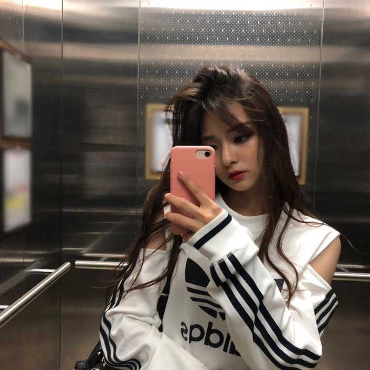 Роковая Korean girl с воздушным стилем