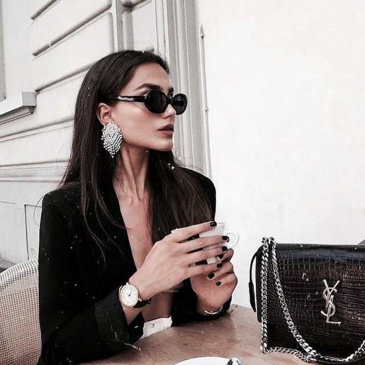 Взрослая ухоженная брюнетка53