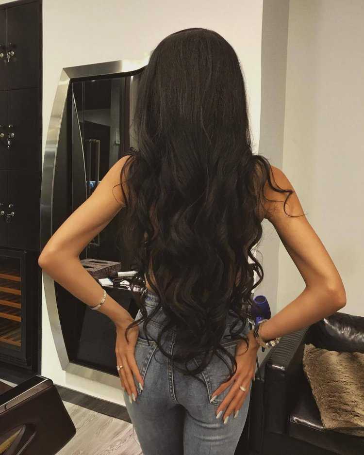 Девушка с длинными черными волосами