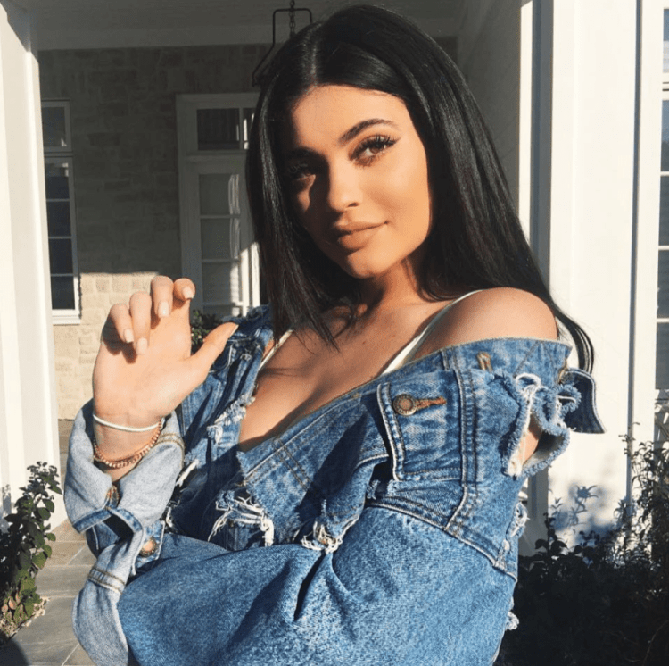 Кайли Дженнер брюнетка