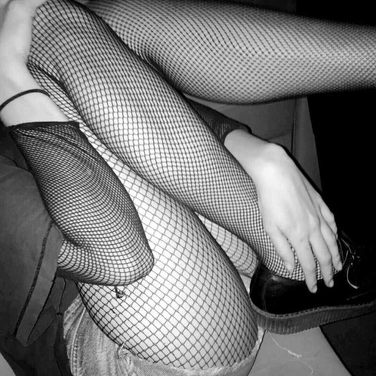 Ноги в чулках в сетку частное