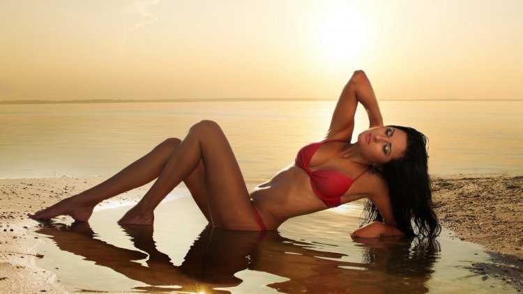 Загорелая брюнетка