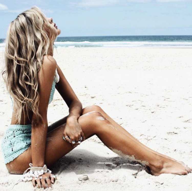 Девушка на песке