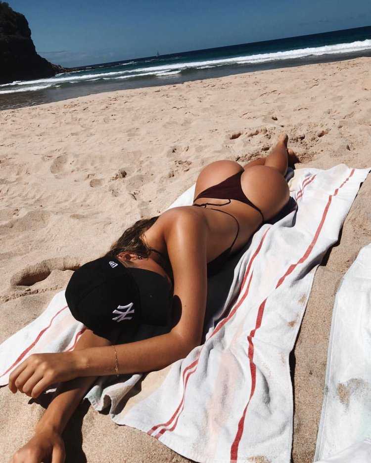 Брианна Бич в стрингах