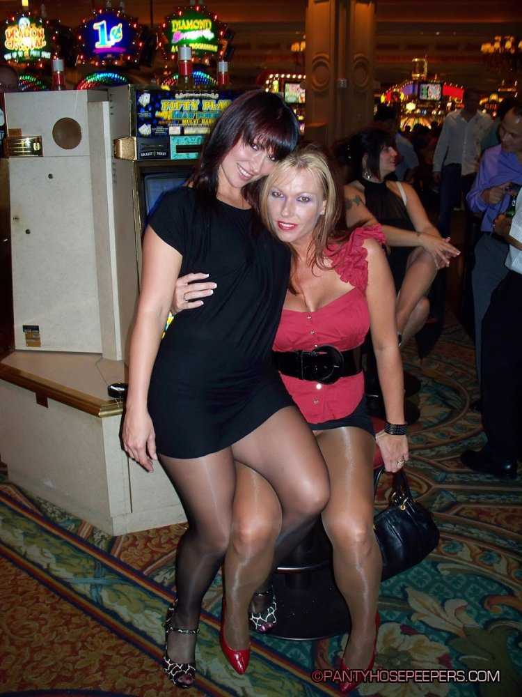 Женщины в колготках на корпоративе