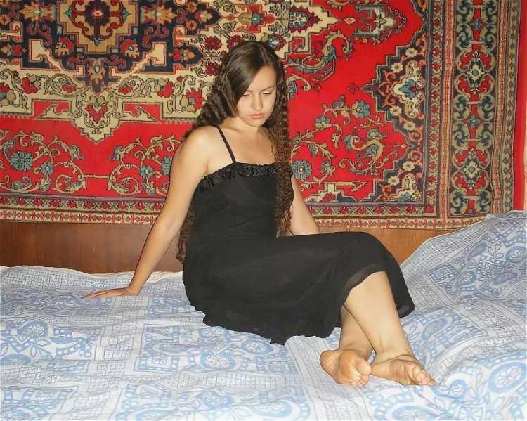 Женщина на фоне ковра