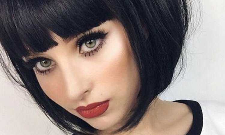 Черное каре с белой челкой