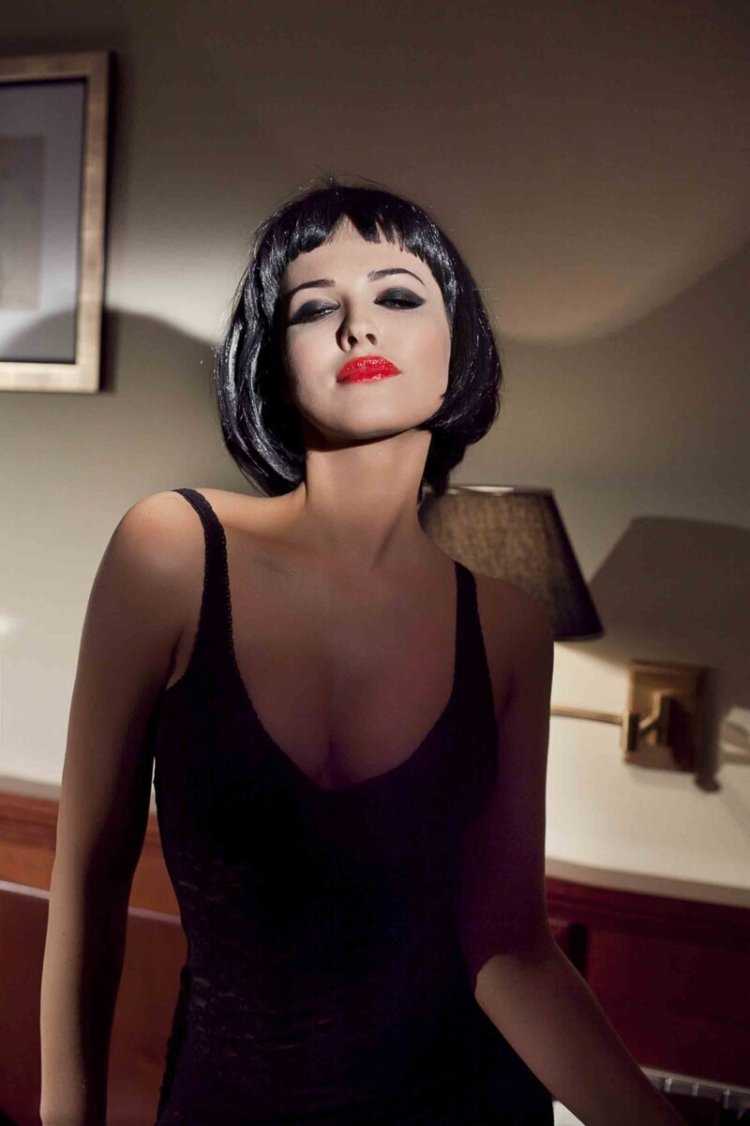 Даша Астафьева каре