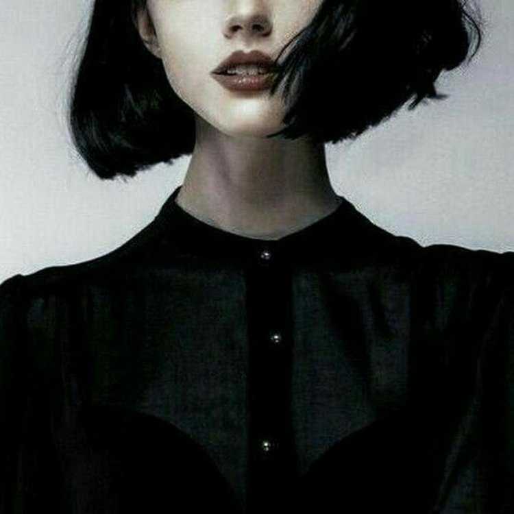 Девушка с короткими черными волосами