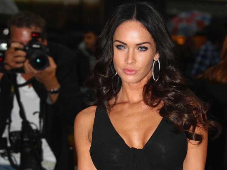 Меган Фокс кадык