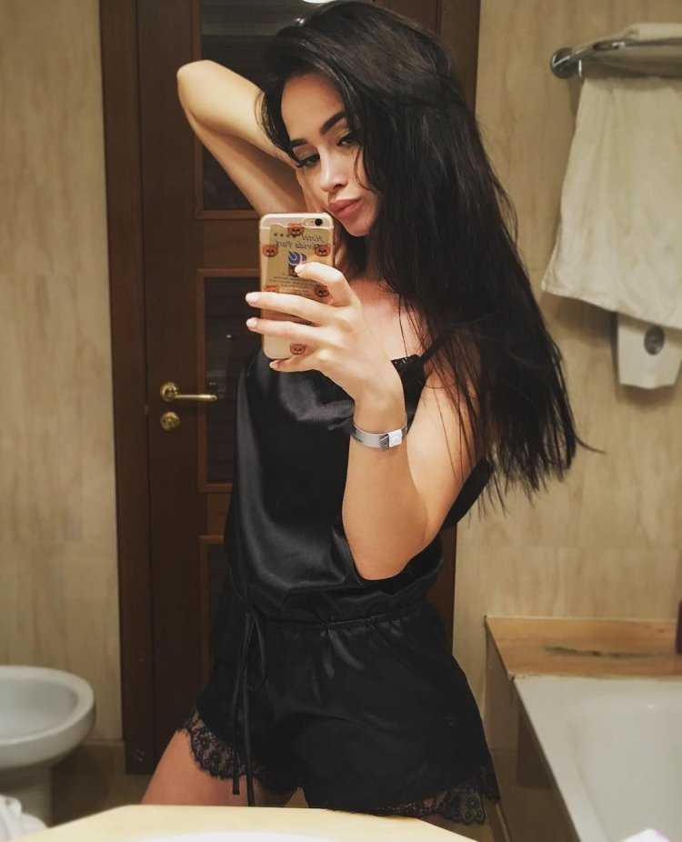 Брюнетка селфи
