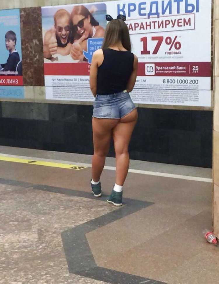 Девушка в шортах в метро