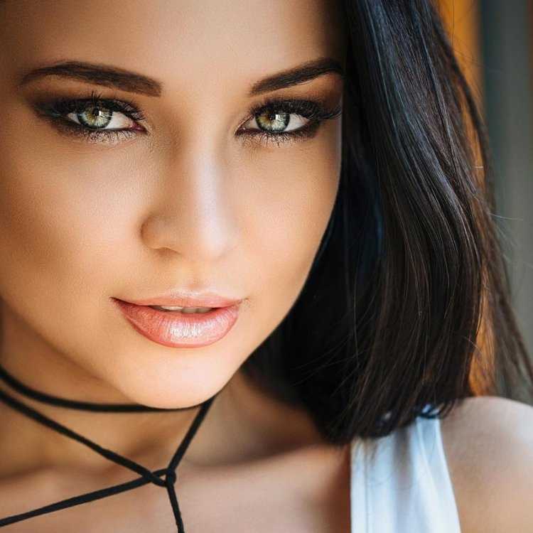 Зеленоглазая сексуальная брюнетка3