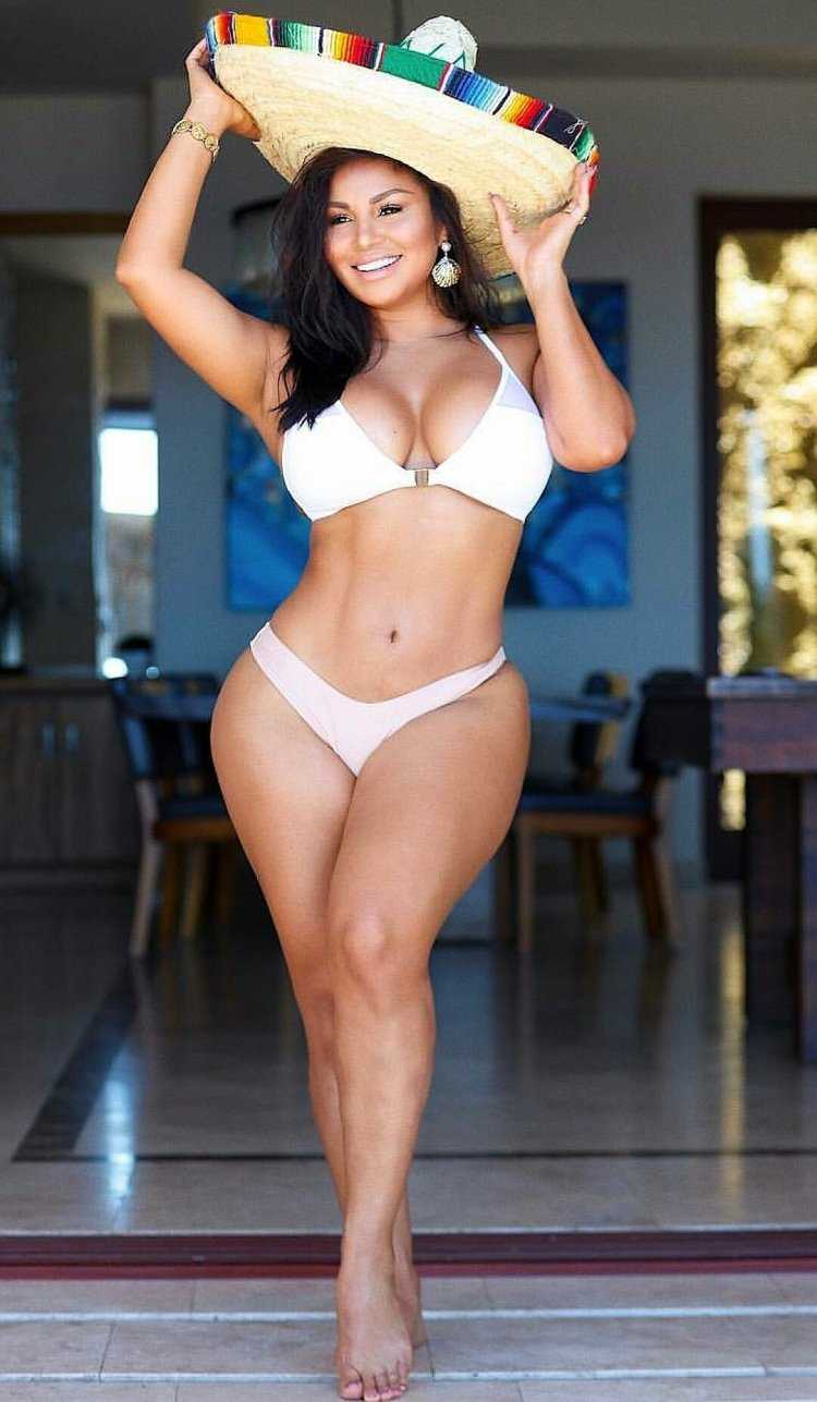 Долли Кастро в бикини