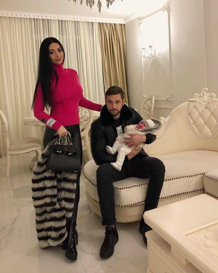 Laura Badura бикини