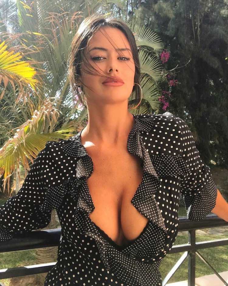 Eva Padlock декольте