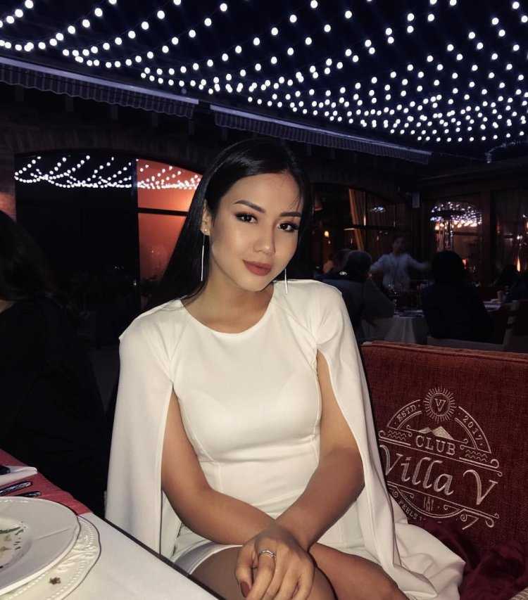 Айжан Асемова в Киргизской одежде