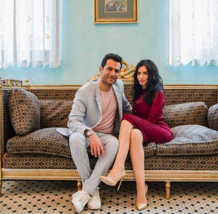 Чувственный Мурат Йылдырым с любовью гладит свою супругу