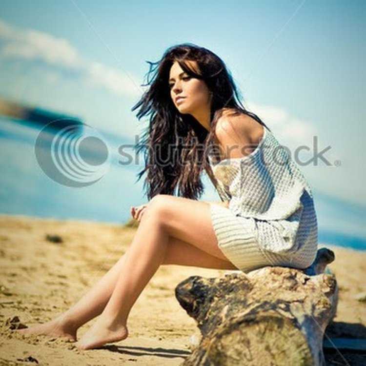 Брюнетка в летнем