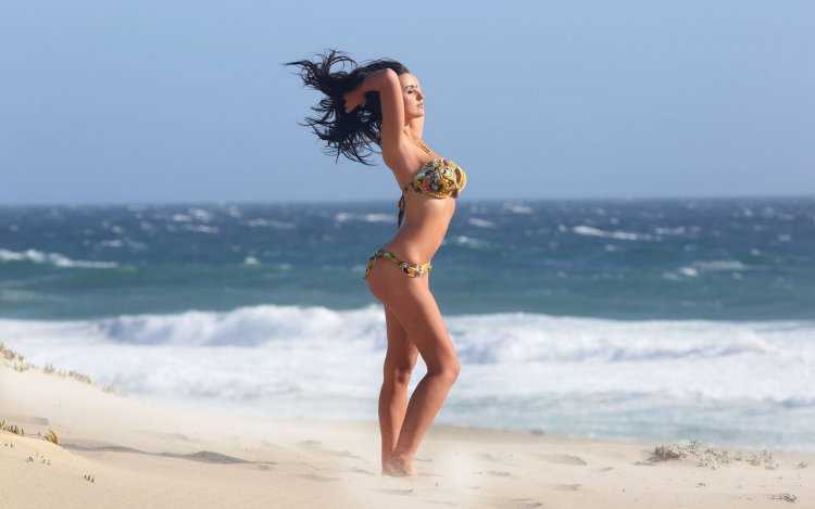 Красивые девушки на пляже