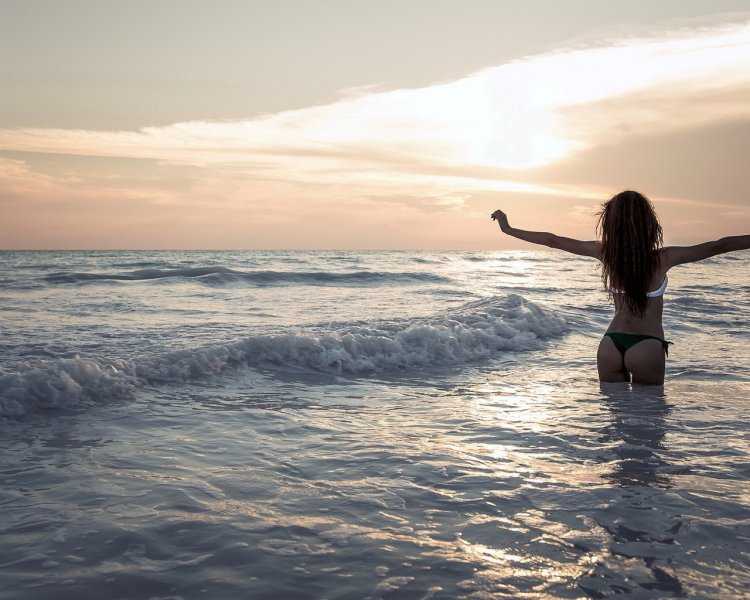 Женщина брюнетка на море71