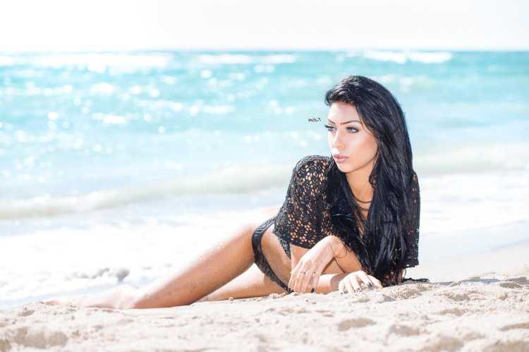 Красивая брюнетка на пляже