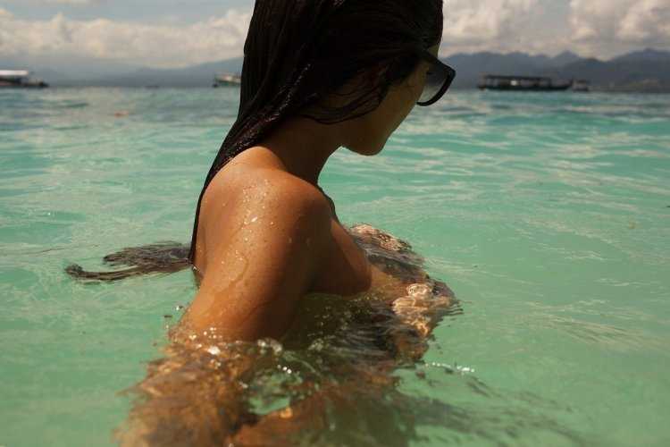 Девушка с короткими волосами в воде