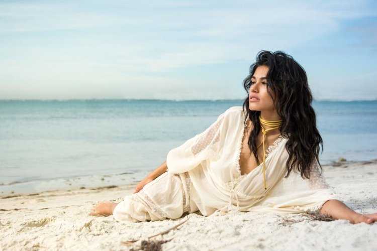 Брюнетка на море