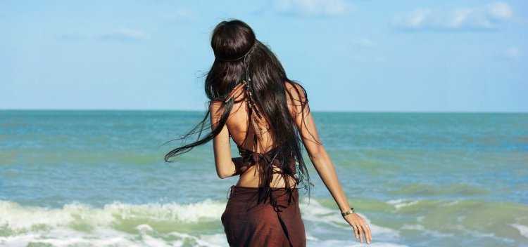 Брюнетка на море