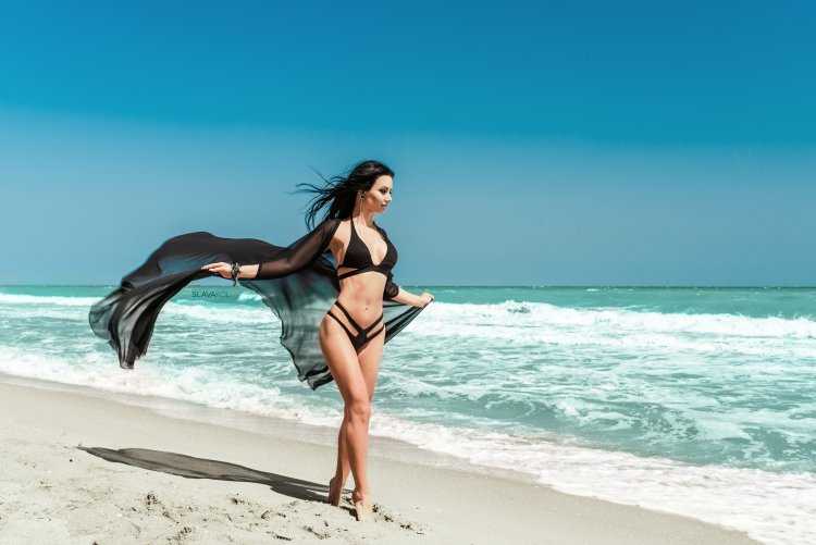 Ксения Лукьянчикова в купальнике на море