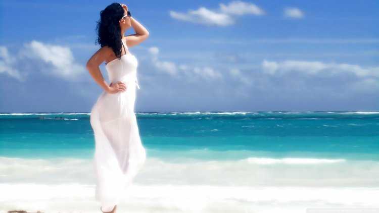 Женщина брюнетка на море56