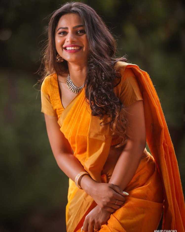 Индийская девушка улыбается