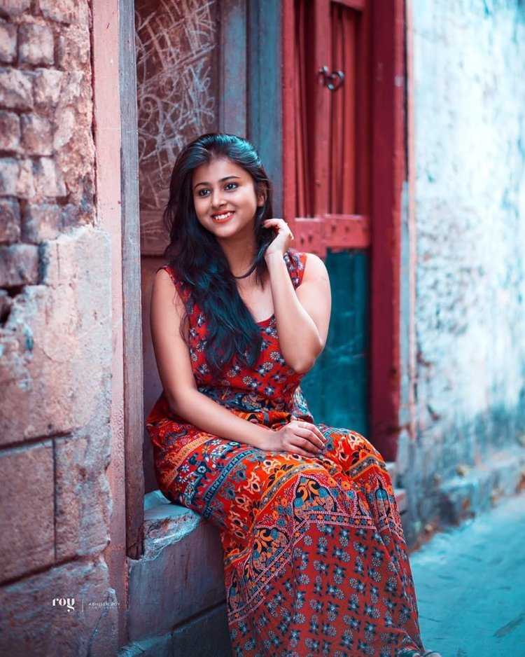 Индийская девушка улыбается